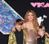 Shakira usou look metalizado e levou os filhos, Milan e Sasha, com look combinando
