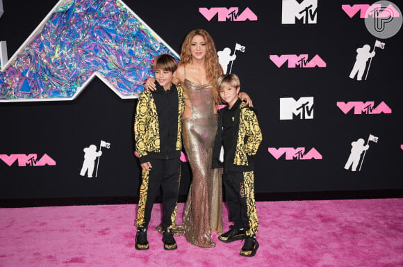 Shakira usou look metalizado e levou os filhos, Milan e Sasha, com look combinando
