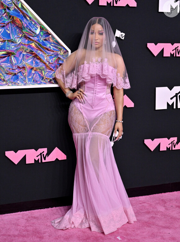 O vestido cor de rosa de Nicki Minaj tinha um véu e cauda sereia