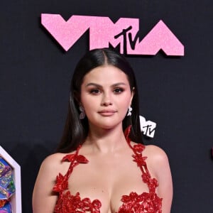 O vestido longo vermelho de Selena Gomez no VMA é Oscar de La Renta