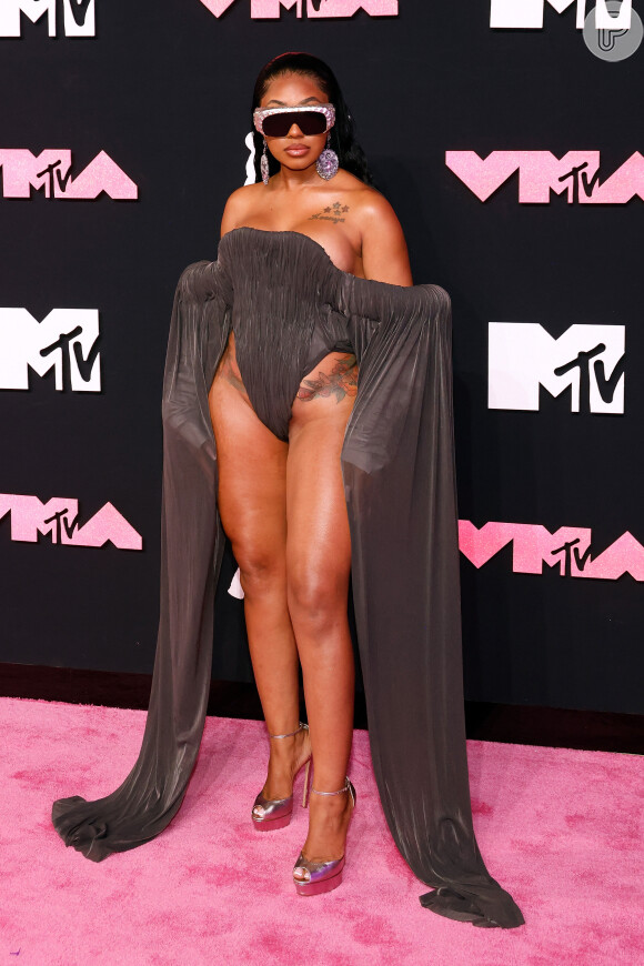 Look cavado e extravagante foi aposta de Yung Miami no VMA 2023