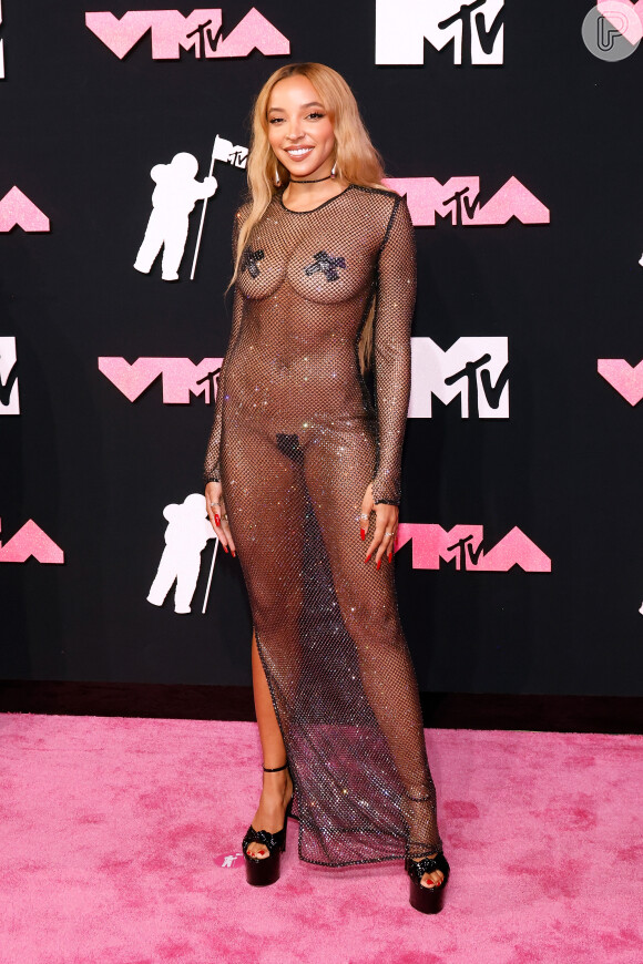 Vestido totalmente transparente de Tinashe parou o tapete vermelho do VMA 2023