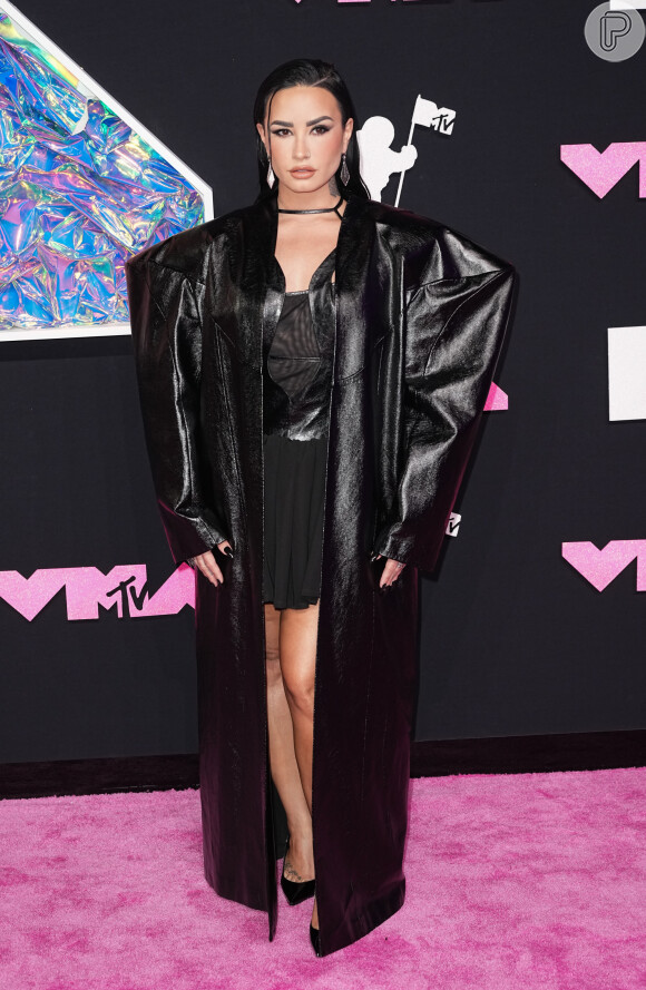O look all black de Demi Lovato no VMA chamou atenção pelo volume extravagante nos ombros