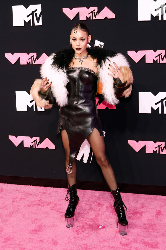 O look preto de Dana Paola no VMA 2023 contou também com salto plataforma