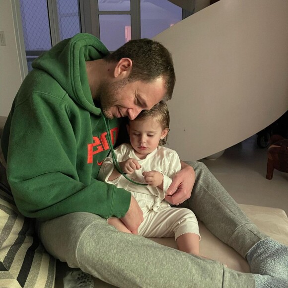 Filha de Tiago Leifert foi diagnosticada com retinoblastoma