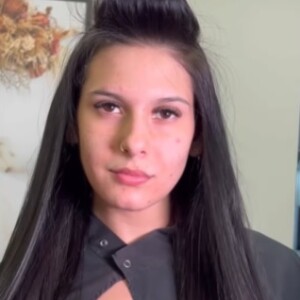 Ana Castela fez uma transição mostrando como estava antes de se arrumar para o ensaio