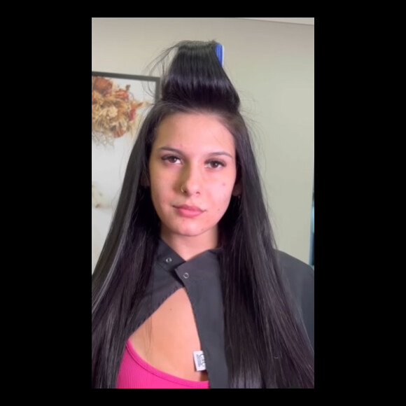 Ana Castela fez uma transição mostrando como estava antes de se arrumar para o ensaio