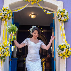 Vestido de noiva de Darlene da novela 'Amor Perfeito' segue modelo vintage recheado de flores bordadas