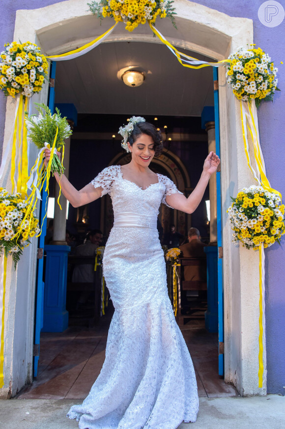 Vestido de noiva de Darlene da novela 'Amor Perfeito' segue modelo vintage recheado de flores bordadas