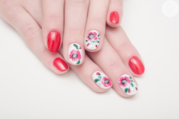Unhas decoradas com flores: essa versãousa esmalte branco e rosa