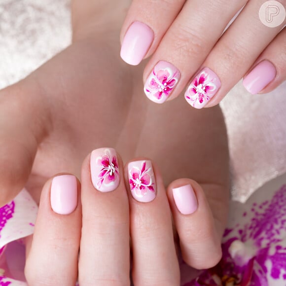 Unha curta com nail art rosa: esse modelo mistura diferentes tons da cor em opção delicada