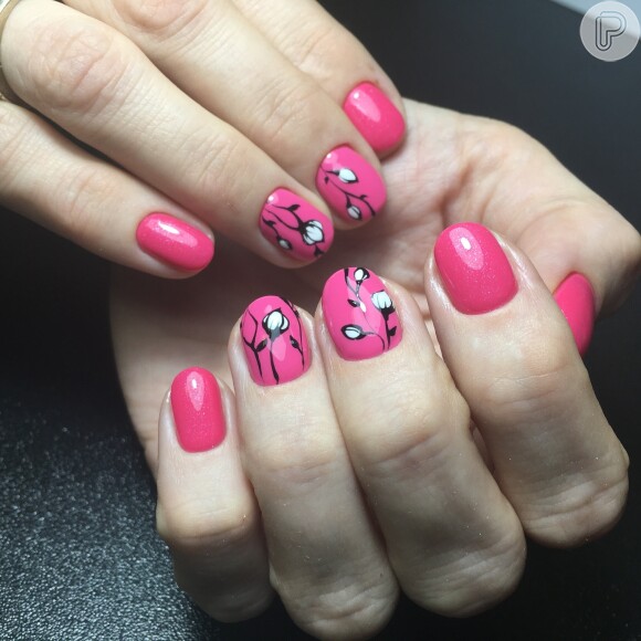 Unhas cor de rosa: essa versão curtinha e decorada mistura a cor vibrante com branco e preto