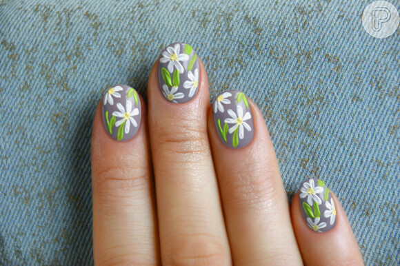 Unhas decoradas com flores: essa versão ideal para unhas curtas tem desenhos de margarida