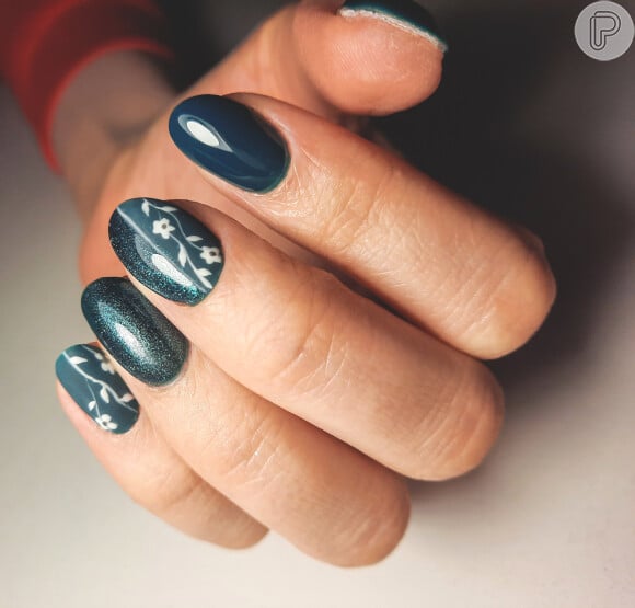 Unhas curtas com nail art floral: que tal essa opção com esmalte cintilante escuro?