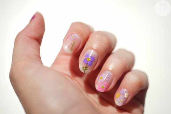 As nail arts com flores encapsuladas são delicadas e marcantes para primavera