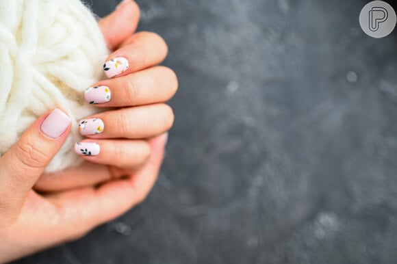 Unhas curtas minimalistas: essa nail art tem motivos florais discretos