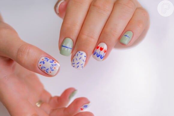 Combinar diferentes tipos de flores na nail art é uma aposta criativa para quem ama unhas decoradas