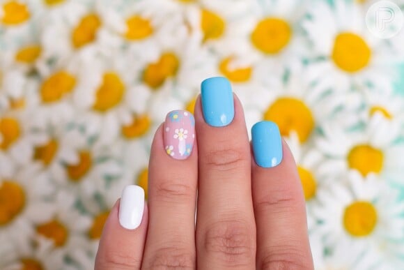 Unhas curtas com nail art para primavera: essa versão combina nude, branco e azul