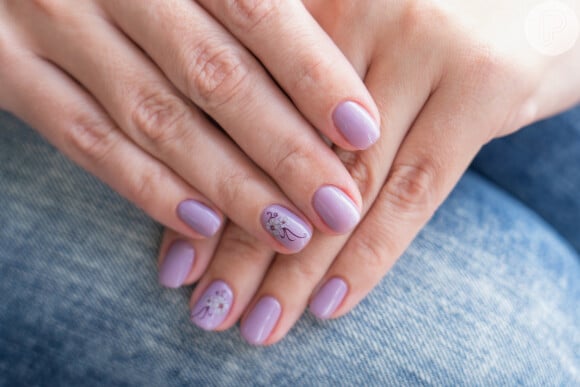 Unhas curtas florais com esmalte lilás: você gostou dessa combinação?