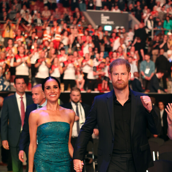 Meghan Markle e Príncipe Harry compareceram juntos à cerimônia de encerramento do Invictus Games, na Alemanha