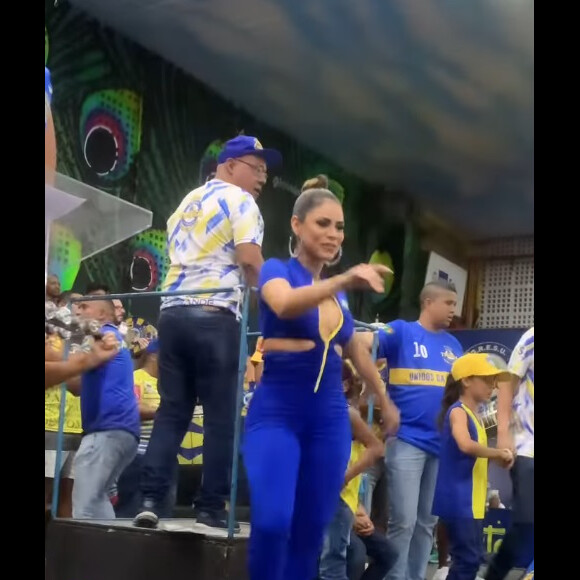 Separada pela 3ª vez de MC Guimê, Lexa escolheu um macacão justo e colado no corpo em noite de samba na quadra da Unidos da Tijuca