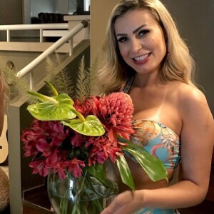 Andressa Urach voltou para a Igreja? Atriz pornô aparece em culto com amigas crentes após problemas de saúde