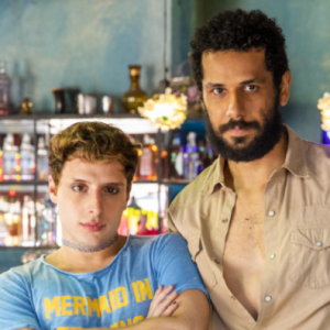 Ramiro (Amaury Lorenzo) e Kelvin (Diego Martins) encontram Nice (Alexandra Richter) sem vida