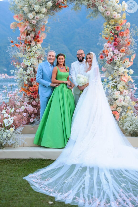 O casamento de luxo de Tatiane Barbieri contou com Roberto Justus e Ana Paula Seibert como convidados