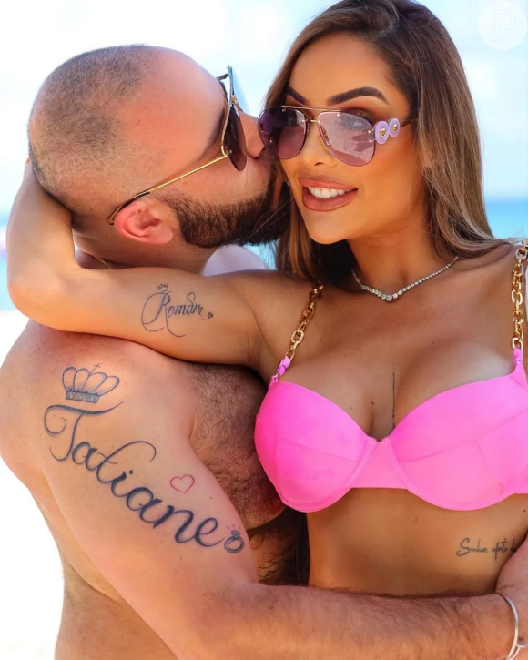 Tatiane Barbieri e Roman Shakal têm tatuagens no braço juntos com o nome um do outro