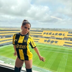 Mulher Melão posa no estádio do Club Atlético Peñarol, no Uruguai