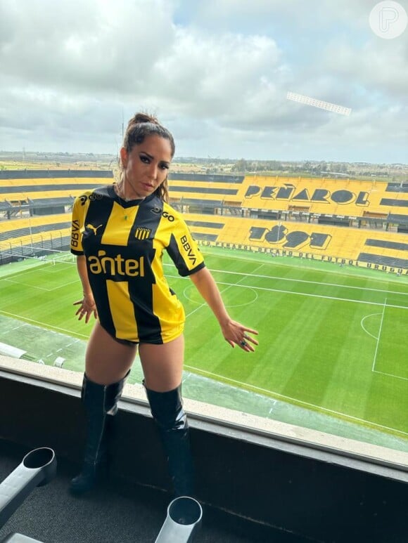 Mulher Melão posa no estádio do Club Atlético Peñarol, no Uruguai