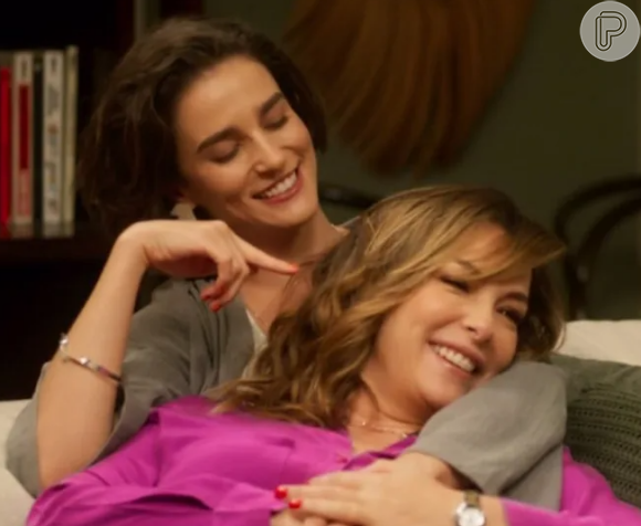 Beijo de Clara (Regiane Alves) e Helena (Priscila Sztejnman) demorou para acontecer em 'Vai na Fé'