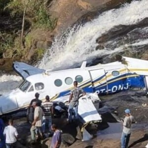 Marília Mendonça e mais quatro pessoas morreram em acidente aéreo em 5 de novembro de 2021 em Caratinga, Minas Gerais, após avião bater em fios de energia elétrica