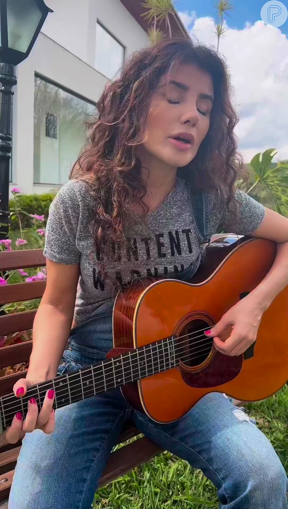 Paula Fernandes canta o hit 'Meus Encantos' no vídeo: 'Não mais serei teu colo / Nunca mais serei o chão / Pra você pisar', diz a letra