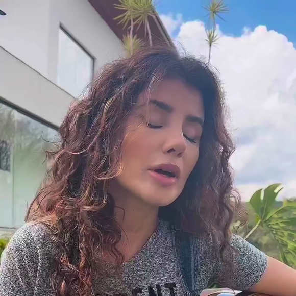 Paula Fernandes canta o hit 'Meus Encantos' no vídeo: 'Não mais serei teu colo / Nunca mais serei o chão / Pra você pisar', diz a letra