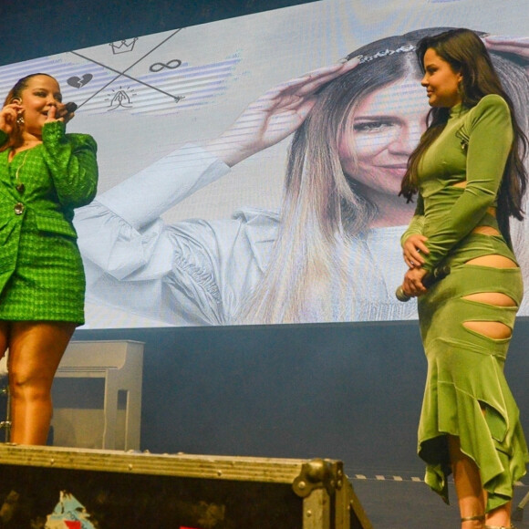 Maiara e Maraisa em foto de show que homenagearam Marília Mendonça, morta em 2021