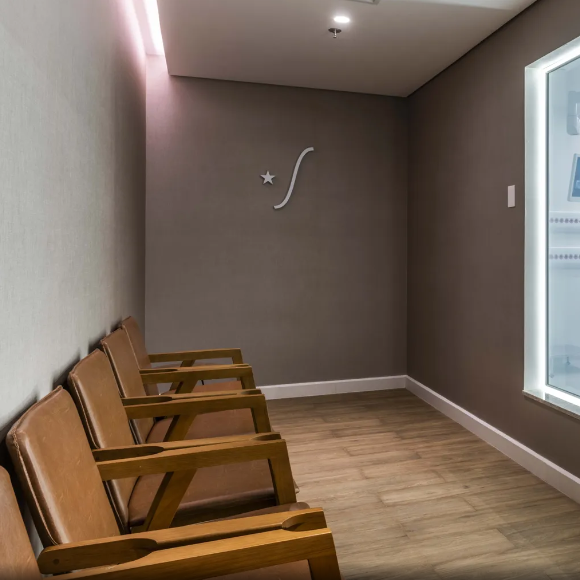 Na maternidade Star escolhida por Bruna Biancardi, o camarote que dá acesso a ver a sala de parto tem capacidade para 10 pessoas e tem garçons disponíveis para elas