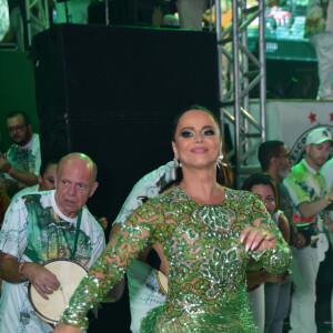 Corpo de Viviane Araujo roubou a cena em ensaio de Carnaval. Além dos treinos pesados que a atriz exibe na web, ela também se submeteu a uma lipoaspiração recentemente