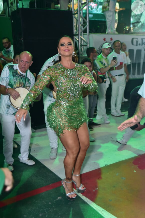 Corpo de Viviane Araujo roubou a cena em ensaio de Carnaval. Além dos treinos pesados que a atriz exibe na web, ela também se submeteu a uma lipoaspiração recentemente