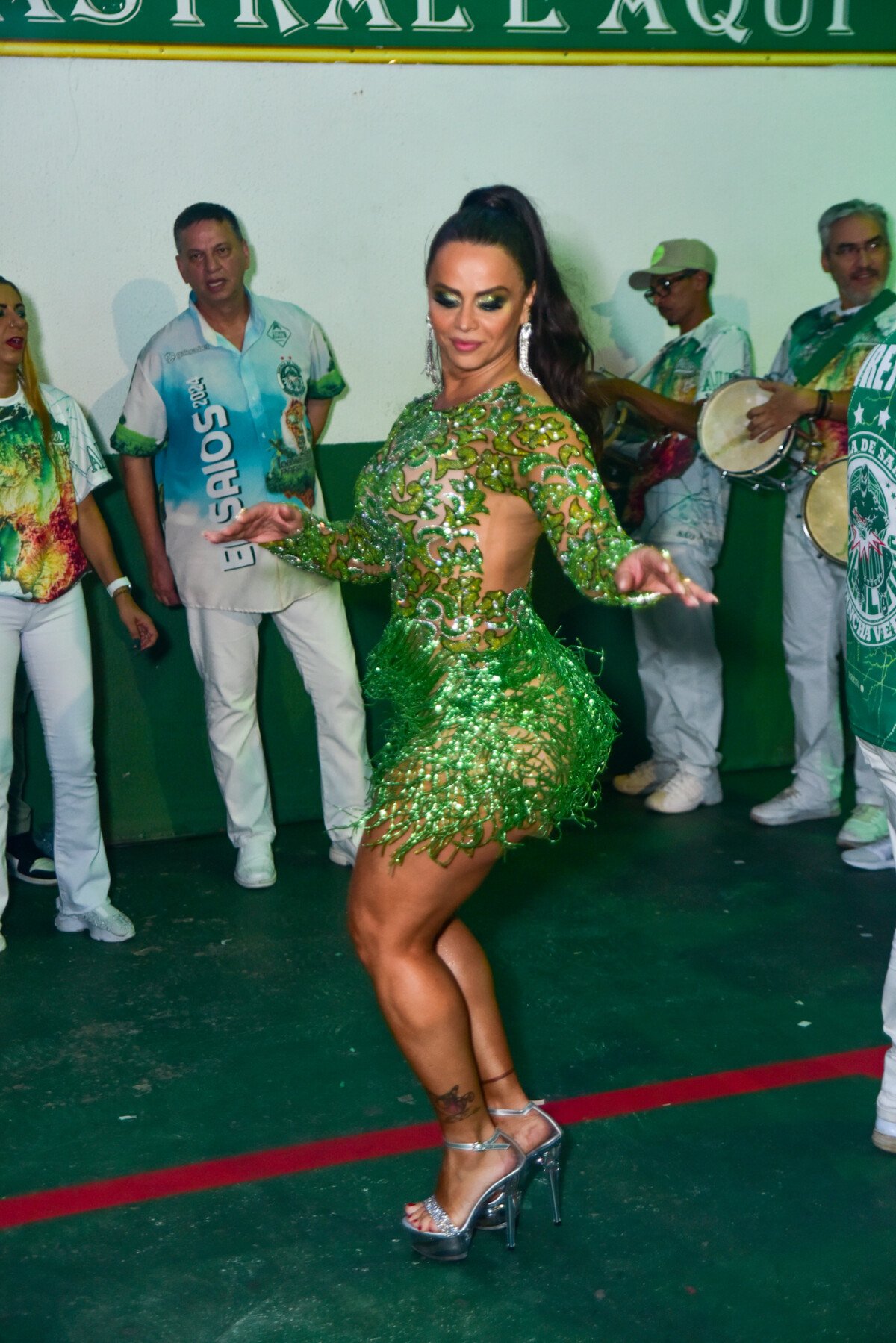 Foto Viviane Araujo deu show de samba no pé na quadra da Mancha Verde Purepeople