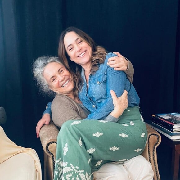 Gabriela Duarte posa com a mãe, Regina Duarte