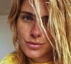 Carolina Dieckmann aposta em vestido amarelo transparente e biquíni laranja em look e web elogia