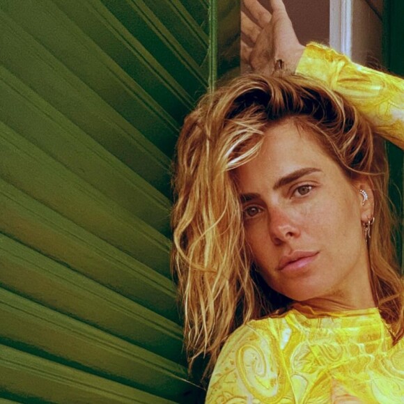 Carolina Dieckmann surpreende com beleza em vestido amarela com estampa ornamental e transparência