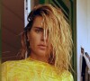 Carolina Dieckmann compartilha fotos usando look composto por vestido amarelo transparente e biquíni laranja e choca web