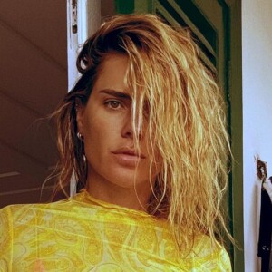 Carolina Dieckmann compartilha fotos usando look composto por vestido amarelo transparente e biquíni laranja e choca web