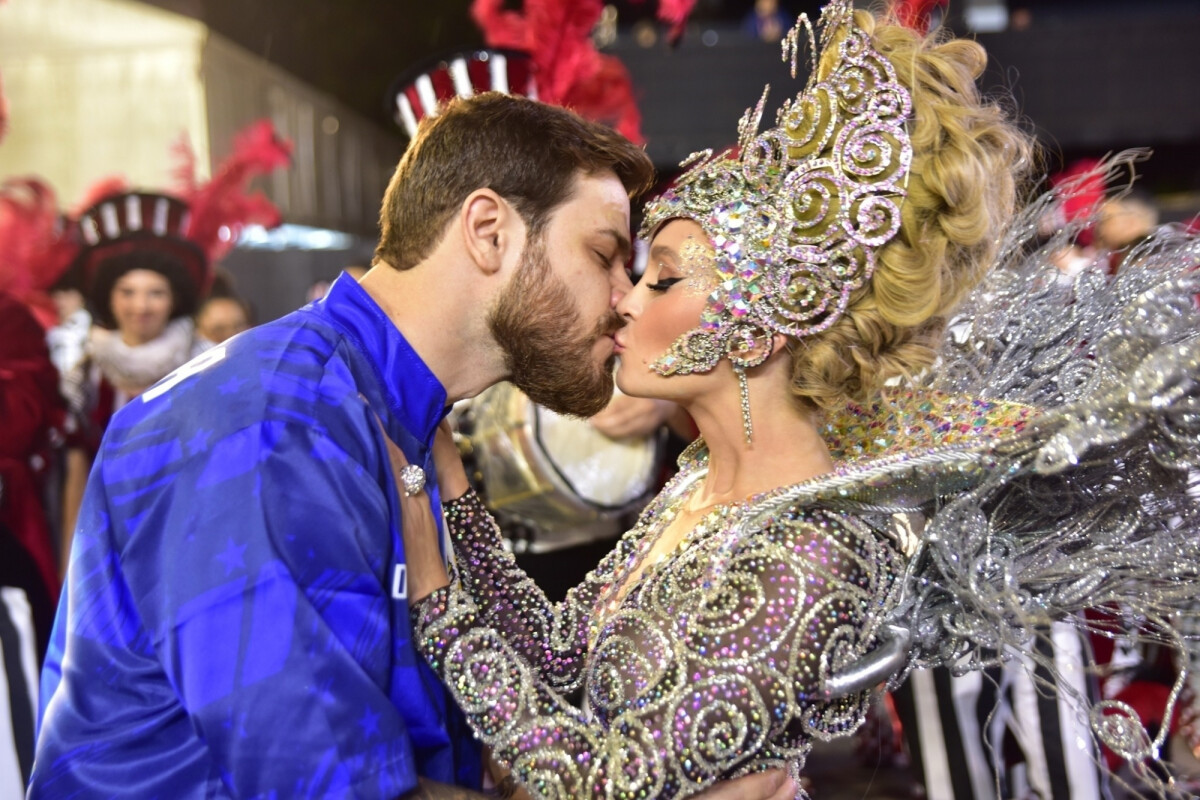 Foto Carla Diaz E Felipe Becari Trocaram Beijo Durante Concentra O De Desfile De Carnaval Em