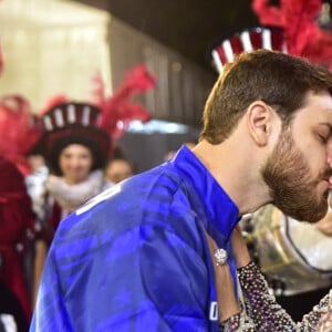 Carla Diaz e Felipe Becari trocaram beijo durante concentração de desfile de carnaval em 2023