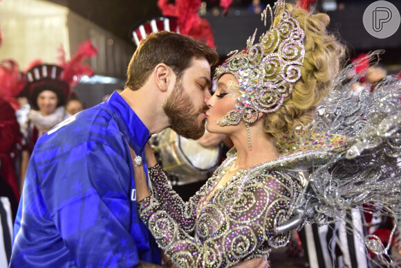 Carla Diaz e Felipe Becari trocaram beijo durante concentração de desfile de carnaval em 2023