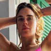 Só de boné e biquíni rosa: Carolina Dieckmann exibe corpão com abdômen trincado ao curtir férias em Búzios e choca web: 'Achei que fosse inteligência artificial'