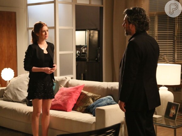José Alfredo (Alexandre Nero) diz a Maria Isis (Marina Ruy Barbosa) que terá que se esconder em seu apartamento, em 'Império'